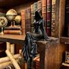 Wunuii Lady Reaper - Scultura eterea con cappuccio, statua eterea seduta, misterioso fantasma senza volto in resina, per casa, ufficio, camera da , decorazione di Halloween