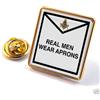 family-crests.com Real Men Wear Aprons Spilla Risvolto Massonica In Metallo Color Oro