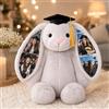 VEELU Peluche Coniglio Personalizzato con 4 Foto, Coniglio di Stoffa con Stampa Foto sulle Orecchie, Regalo Personalizzato per Famiglia, Coppia, Mamma e Papà, Compleanno, Matrimonio, Anniversario (Stile 5)