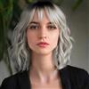 PORSMEER Parrucca corta e ondulata con frangia effetto ombré argento, capelli sintetici dall'aspetto naturale, per donne e ragazze, ideale per feste o uso quotidiano