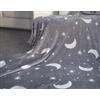 Home Tresor - Coperta in Pile Fluorescente, Plaid Morbida Microfibra, Coperta 4 Stagioni per Bambini Fantasia Costellazioni si Illumina di Notte (Luna e Stelle, Matrimoniale cm. 200x230)