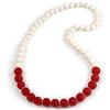 Avalaya Collana lunga con perline in resina graduata in rosso ciliegia/bianco/78 cm di lunghezza