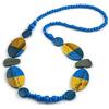 Avalaya Collana lunga con perline di legno dipinte geometriche in blu, giallo, grigio - 90 cm di lunghezza