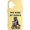 Dawn Rider Raccoon Apparel Custodia per iPhone 16 Raccoon Equitazione Triciclo Noi Cavalchiamo All'alba