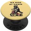 Dawn Rider Raccoon Apparel Raccoon Equitazione Triciclo Noi Cavalchiamo All'alba PopSockets PopGrip Adesivo