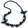 Avalaya Collana lunga a forma di uccellino con perline di legno blu scuro, lunghezza 80