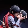 Bandai Attacco su Titano Anime Figure Eren Jaeger Mikasa Ackerman Azione 22 CENTIMETRI Statua Un Ultimo Bacio Modello Raccogliere Desk Decor Giocattoli Regali
