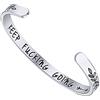 Gleamart, bracciale rigido in acciaio inox con incisione di messaggio motivazionale, idea regalo e Titanio, colore: Continua a lasciare., cod. GMeu-laacuff-b820-kgl