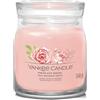 Yankee Candle Candela profumata firmata | Candela in barattolo di rose tagliate fresche con doppio stoppino | Candela in miscela di cera di soia | Regalo perfetto per le donne