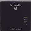 Dr. Hauschka Blush 5 g - Preleva una piccola quantità di blush in polvere con un pennello da blush pulito. - Rimuovi l'eccesso picchiettando il pennello. - Sorridi leggermente e applica il colore sulle gote Fard