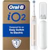 Oral-B iO2 Spazzolino elettrico, 1 testina per spazzolino delicato, 1 custodia da viaggio, 1 porta ricarica da viaggio, spazzolino da denti per adulti (rosa calmo), progettato da Braun