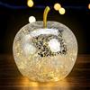 Spetebo Lampada a LED Crackle in vetro a forma di mela, 16 cm, colore argento, frutta decorativa effetto vetro, lampada da tavolo con catena di luci a batteria, con timer