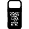 Sarcastic Humor Introvert Statement Pers Custodia per iPhone 17 Pro Max La gente dice che la mia città è noiosa spiritosa uomini donne