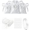 HAPZUR Sacchetti per Confetti Bianchi 24 pz, Sacchetti Regalo in Raso Sacchetti Confetti Matrimonio per Matrimonio con Nastro e Ciondolo a Forma di Cuore(Bianco)