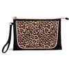 Braccialini Milly Compatta ma capiente, questa pochette misura L in nylon unisce praticità e stile in un design essenziale. Il nero è illuminato dal pannello stampa leopardata e dai profili rosa a