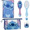 CERDÁ LIFE'S LITTLE MOMENTS Stitch - Set da viaggio unisex con trousse trasparente con cerniera, spazzola per capelli, bottiglia riutilizzabile e asciugamano, accessori da bagno, licenza ufficiale Disney, colore rosa