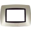 puntoluceled Placca Bombe bombata in tecnopolimero compatibile con BTicino Living International 3 moduli Titanio - Cornice frontale da incasso cassetta 503