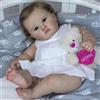 Anyee Bambole Reborn 50 cm Bambole Realistica con Corpo in Cotone Morbido, Vestito Bianco Ricamato e Capelli Ricci, Regalo e Oggetto da Collezione per Bambini dai 3 Anni in su(senza il peluche dell'orsetto)