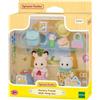 Sylvanian Families - Amici dell'Asilo - A Passeggio - Set di 2 Bebè con Zaino, Cappello e Accessori - Modello 5747