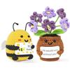 Vicloon Mini Positive Doll, Positive Doll Peluche, Piante in Vaso Positive all'Uncinetto, Mini Fiori Viola e Ape Divertenti con Carta Positiva, per Festa di Compleanno Regalo, Familiari Amici Regali