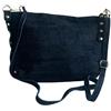 Jaime de Juan Leather Borsa a tracolla in camoscio italiano con borchie sui lati. Cinturino regolabile e intercambiabile. Chiusura con cerniera. Interno foderato con tasca integrata. Tasca posteriore.