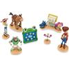 Disney Store Official Set di Personaggi Toy Story 5, Personaggi da Collezione Woody, Buzz, Jessie, Lily Pad, Atlas e i Loro Amici, 28 x 28 x 10 cm