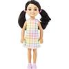 Barbie Chelsea Doll, piccola bambola con capelli neri in trecce e occhi marroni con vestito scozzese rimovibile e scarpe rosa