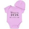 Miss Chapas | Set Neonato Born in 2026 Body + Cappellino - Regalo Originale per Nascita, Baby Shower, Natale | Neonato | Confezionato in Scatola Kraft Pronto da Regalare (ROSA, 3M)