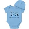 Miss Chapas | Set Neonato Born in 2026 Body + Cappellino - Regalo Originale per Nascita, Baby Shower, Natale | Neonato | Confezionato in Scatola Kraft Pronto da Regalare (BLU, 3M)