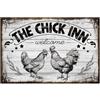 GLOBLELAND The Chick Inn Welcome Targa In Metallo Vintage Pollo Gallo Gallina Da 12x8 Pollici Decorazione Da Parete per Casa Fattoria Locanda Pollaio