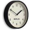 Jones Clocks® Berlin Time zone Orologio a parete | Orologio orario del piccolo mondo | 20cm | Nero | Numeri facili da leggere | Ideale per cucine, uffici domestici e spazi di lavoro condivisi