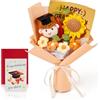 MAIBAOTA 2026 Fiori di Laurea Regali per Lui Bouquet di Girasoli all'Uncinetto Fatto a Mano con Bambola da Ragazzo in Maglia Fiore Carino in Maglia Regalo di Laurea per Figlio Fratello Nipote