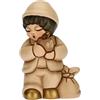THUN - Presepe 2022 - Statuina Presepe Bimbo con Mela in Ceramica Decorata a Mano, Versione Vestito Beige - Linea Presepe Classico - 4,3x3x6,5 cm h