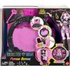 Monster High - Draculaura Potion Reveal, set con bambola e 9 accessori inclusi tra cui cappello, boccetta per pozioni e calderone, porta sbloccabile con chiave e codice segreto, JKD76