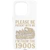 Timeless Era Wit Custodia per iPhone 15 Pro Paziente con me, vengo dall'umorismo del carro del 1900