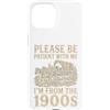 Timeless Era Wit Custodia per iPhone 15 Paziente con me, vengo dall'umorismo del carro del 1900