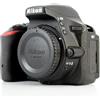 Nikon D5500 + Nikkor 18-55 VR Fotocamera Reflex Digitale, 24,2 Megapixel, LCD Touchscreen Regolabile, Wi-Fi Incorporato, Nero [Versione EU]
