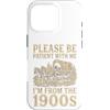 Timeless Era Wit Custodia per iPhone 16 Pro Paziente con me, vengo dall'umorismo del carro del 1900
