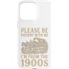 Timeless Era Wit Custodia per iPhone 15 Pro Max Paziente con me, vengo dall'umorismo del carro del 1900
