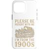 Timeless Era Wit Custodia per iPhone 16 Pro Max Paziente con me, vengo dall'umorismo del carro del 1900