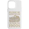 Timeless Era Wit Custodia per iPhone 14 Pro Max Paziente con me, vengo dall'umorismo del carro del 1900