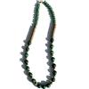 Ethnos Barcelona - Collana con malachite e perline dorate. Lunghezza: 39 cm.