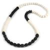 Avalaya Collana lunga con perline in resina nera e bianca, lunghezza 86 cm