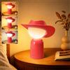 Gritin Luce Notturna Cappello Cowboy Originale, Lampada da Comodino a LED | 3 Colori Cura Occhi, Dimmerabile, Memoria, Lunga Durata, Lampada Scrivania Stilosa Ricaricabile per Camera da Letto-Rosso