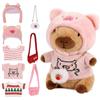 SKIKHN Capybara Peluche, 23 cm Peluche Capibara 9pcs Set con Vestiti e Accessori, Giocattoli Interattivi di Capibara con Costume, Regali di Compleanno di Natale per Ragazzi Ragazze Adulti