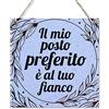 CARISPIBET Il mio posto preferito è al tuo fianco | cartello decorativo per la casa cartelli decorativi romantici segni regalo al partner 20 x 20 cm