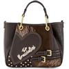 Braccialini Amy Patchwork Borsa a mano piccola Amy Patchwork in un raffinato mix di beige, polvere, azzurro e vinaccia. Il maxi cuore frontale con logo ricamato, le micro-borchie e i dettagli