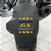 BLACK DOVES GRAPHICS n.3 Adesivi rifrangenti per PARAFANGO POSTERIORE compatibile con/sostitutivo per BMW Motorrad R 1300 GS 2024 (GIALLO)