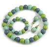 Avalaya Parure composta da collana, bracciale e orecchini pendenti in legno flessibile, color menta pastello/verde/grigio, lunghezza 46 cm, Misura unica, Legno