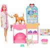 Barbie - Clinica Veterinaria di Pronto Soccorso, set con bambola dai capelli rosa, arredamento, pasta modellabile e 10 accessori a tema inclusi, giocattolo per bambini, 4+ anni, JFX93
